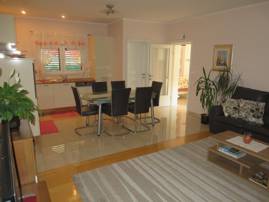 Apartment Simaris - Spacious With Terrace And Sea View Sibenik Luaran gambar